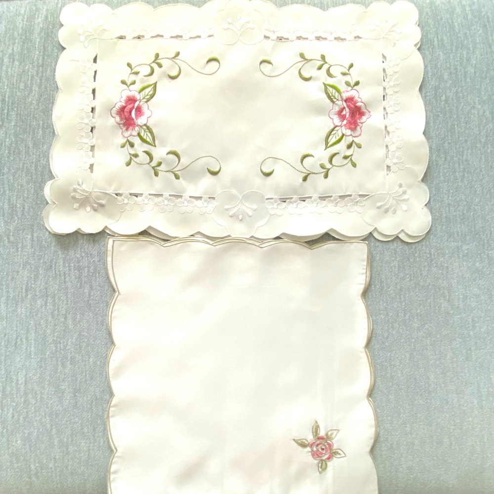 Set of 2 White Placemats with Embroidered Roses and 4 Matching Napkins